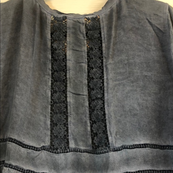 Super Cute Long Sleeve Lace Back Detail Top - Picture 3 of 3